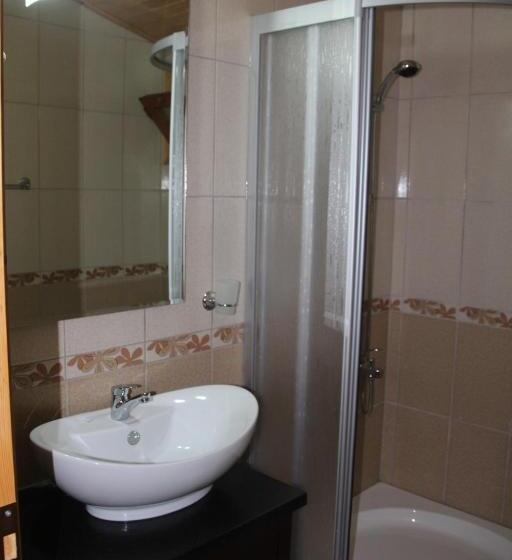 بانگلوی استاندارد, Canada Hotel & Bungalows