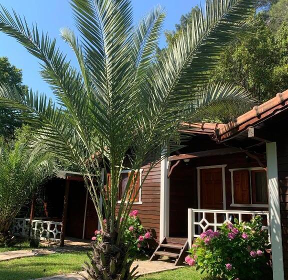 بانگلوی استاندارد, Canada Hotel & Bungalows