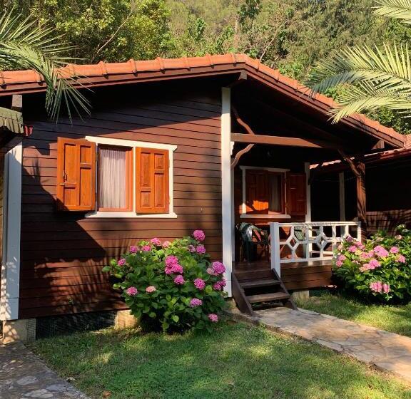 بانگلوی استاندارد, Canada Hotel & Bungalows