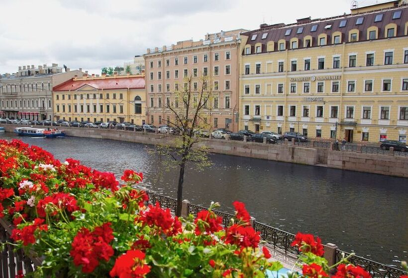 اتاق سوپریور با چشم‌انداز رودخانه, Domina St. Petersburg