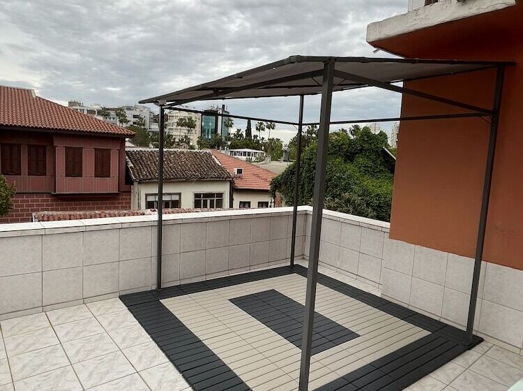 اتاق خانوادگی, Erkal Pension