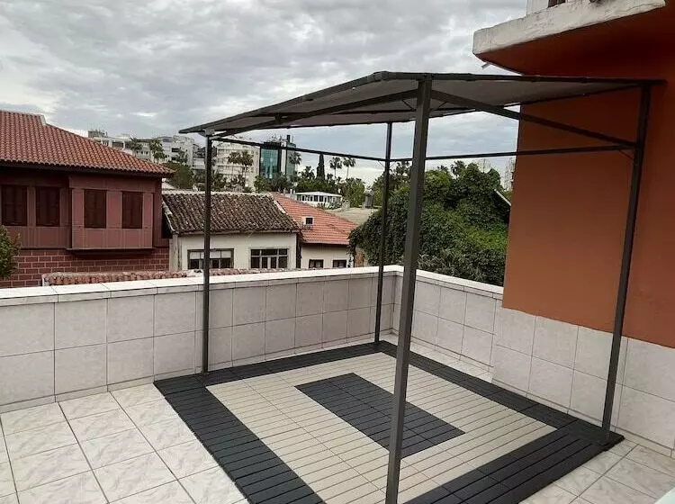 اتاق خانوادگی, Erkal Pension