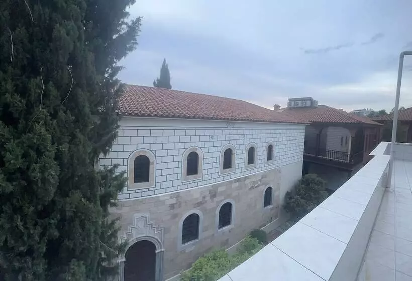 اتاق خانوادگی, Erkal Pension