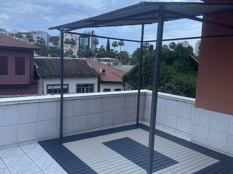 اتاق خانوادگی, Erkal Pension