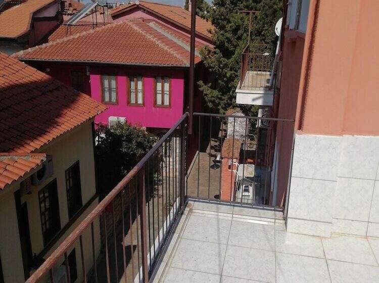 اتاق خانوادگی, Erkal Pension