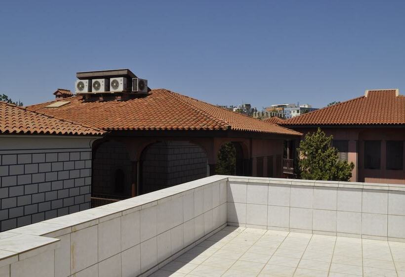 اتاق خانوادگی, Erkal Pension