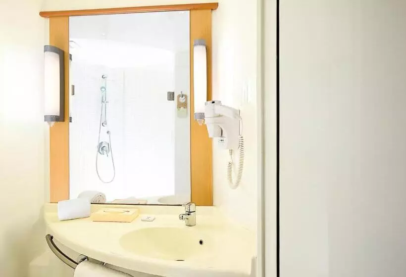 اتاق استاندارد با تخت دو نفره بزرگ, Ibis Nashik   An Accor Brand