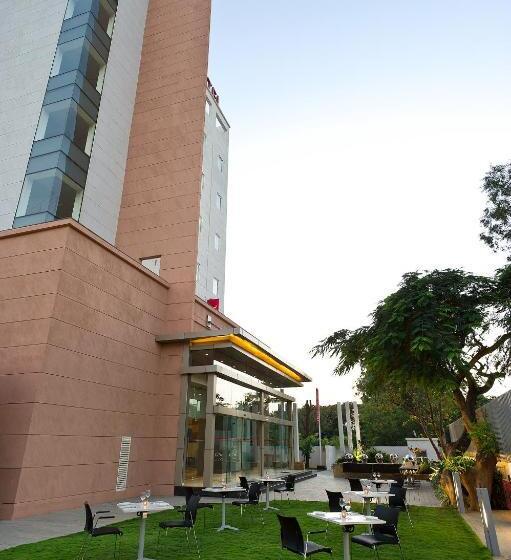 带特大床的标准间, Ibis Nashik   An Accor Brand