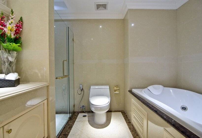 اتاق سوپریور با چشم‌انداز شهر, Lk The Empress