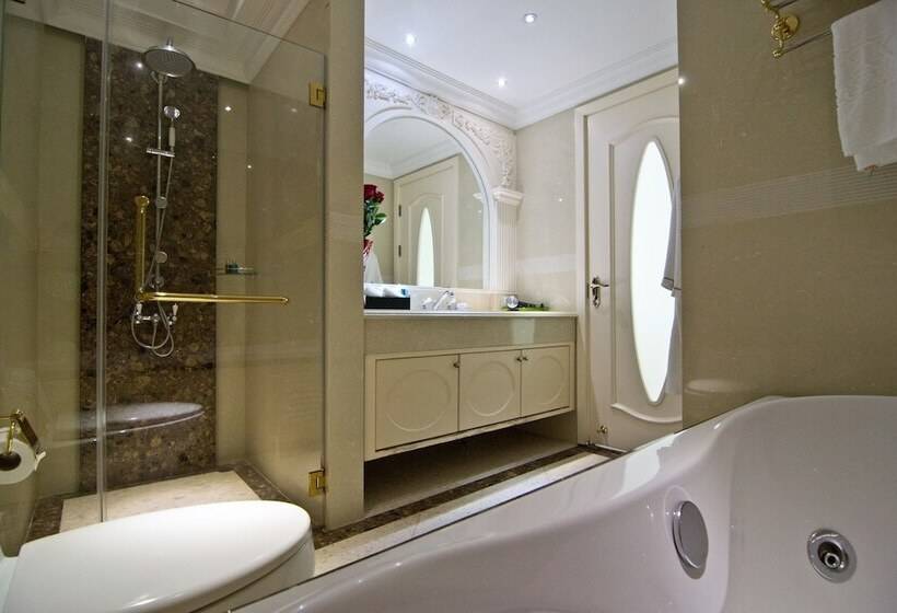 اتاق لوکس با چشم‌انداز استخر, Lk The Empress