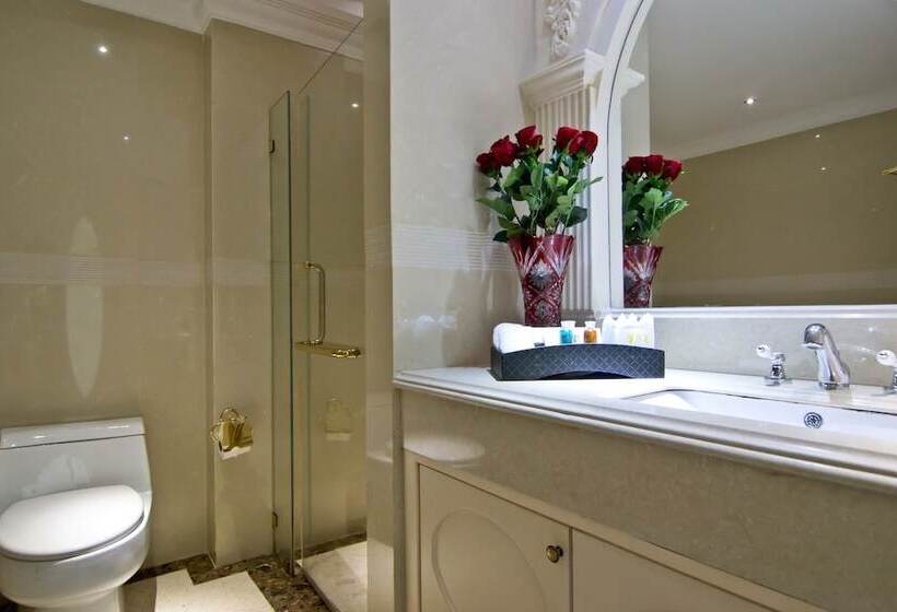 اتاق لوکس با چشم‌انداز استخر, Lk The Empress