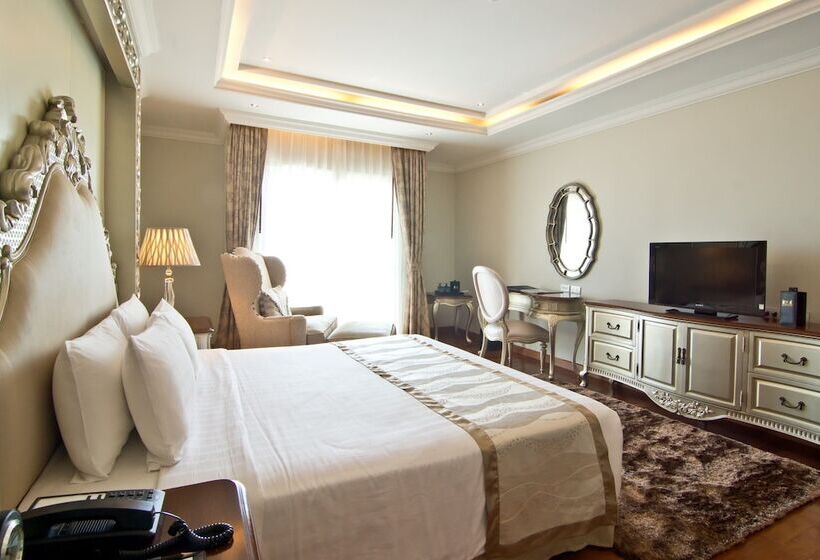 اتاق لوکس با چشم‌انداز استخر, Lk The Empress