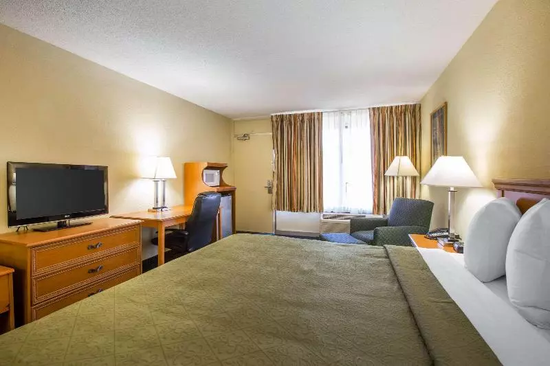 キングサイズベッドのスタンダードルーム, Quality Inn Americus