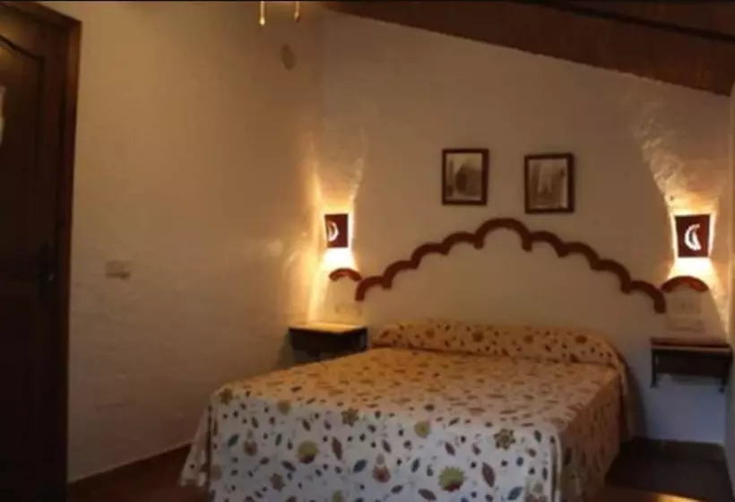 اتاق استاندارد سه تخته با چشم‌انداز استخر, Rural El Cortijo