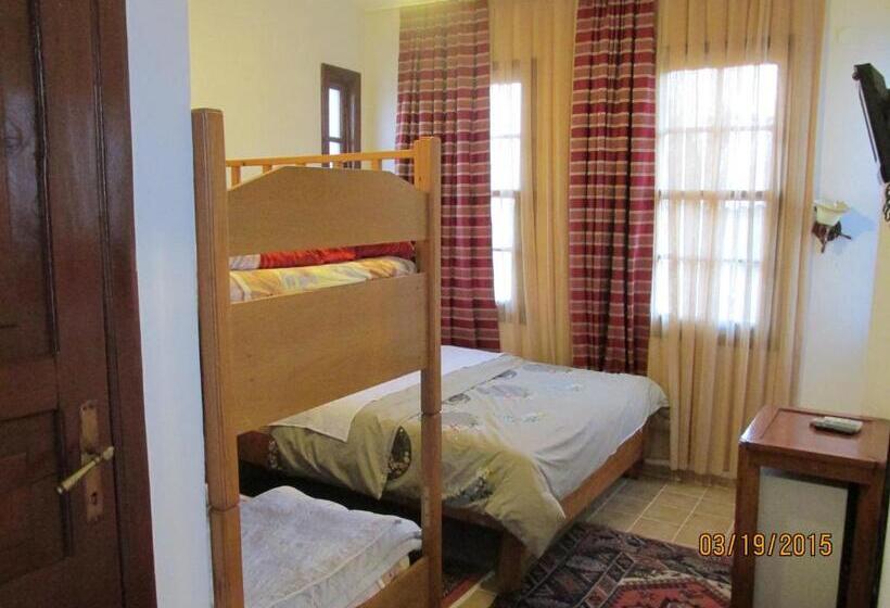 Quarto Triplo Standart, Sabah Pansiyon