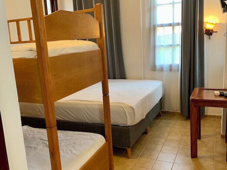 Quarto Triplo Standart, Sabah Pansiyon