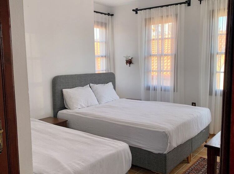 Quarto Triplo Standart, Sabah Pansiyon