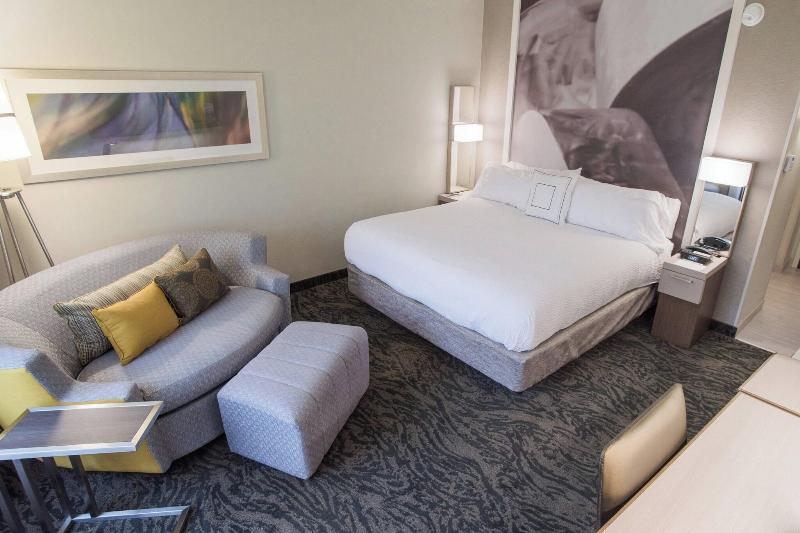 חדר סטנדרט עם מיטת קינג, Courtyard By Marriott Hickory