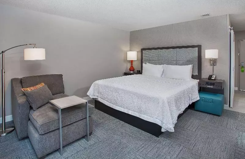身障者適用キングサイズベッドルーム, Holiday Inn Express & Suites North Fremont, An Ihg