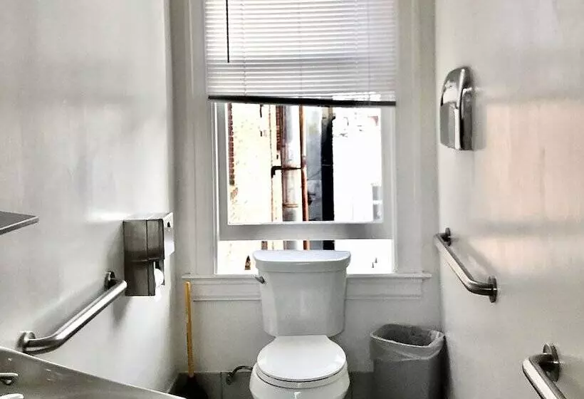 اتاق استاندارد با سرویس بهداشتی مشترک, North Beach