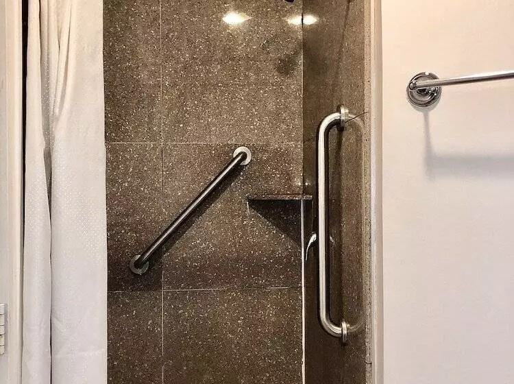 اتاق استاندارد با سرویس بهداشتی مشترک, North Beach