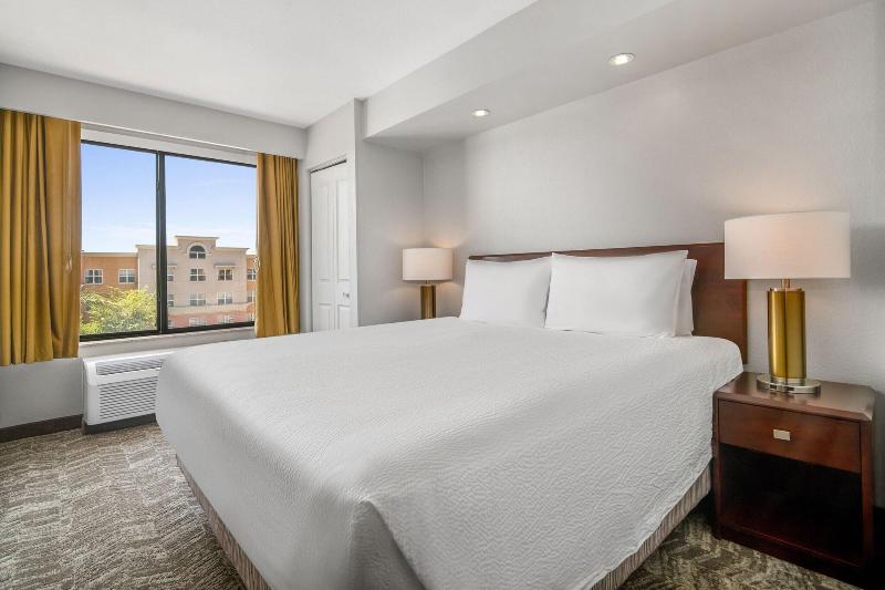 מיטת קינג בסוויטה, Springhill Suites Phoenix Glendale Sports & Entertainment District