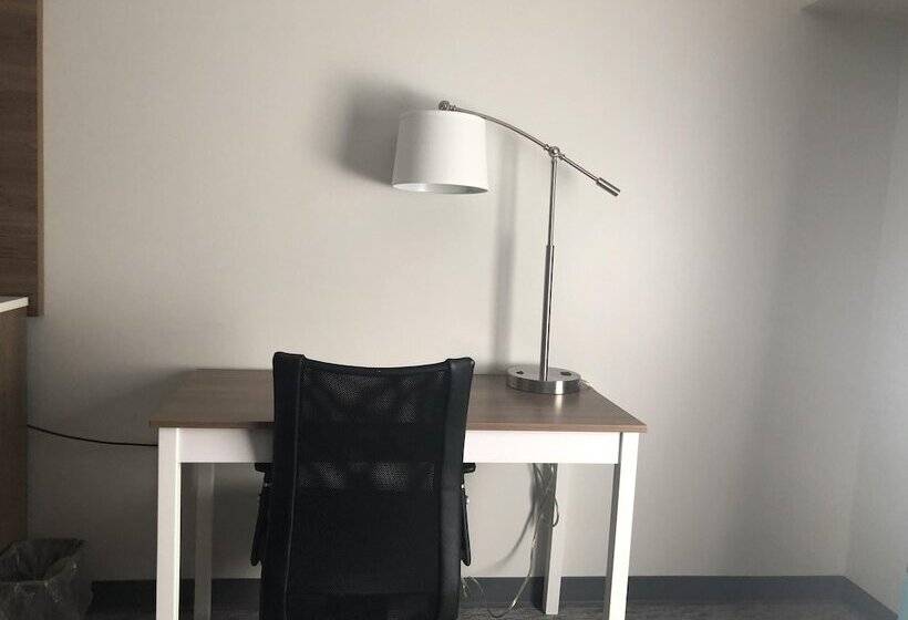 غرفه قياسيه سريرين مزدوجين, Super 8 By Wyndham Manchester Airport