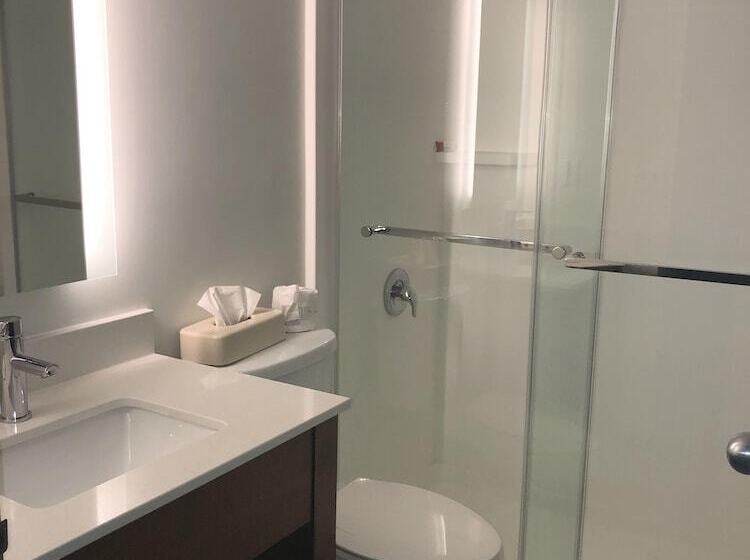 غرفه قياسيه سريرين مزدوجين, Super 8 By Wyndham Manchester Airport