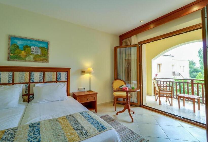 اتاق استاندارد با چشم‌انداز استخر, Aegean Melathron Thalasso Spa
