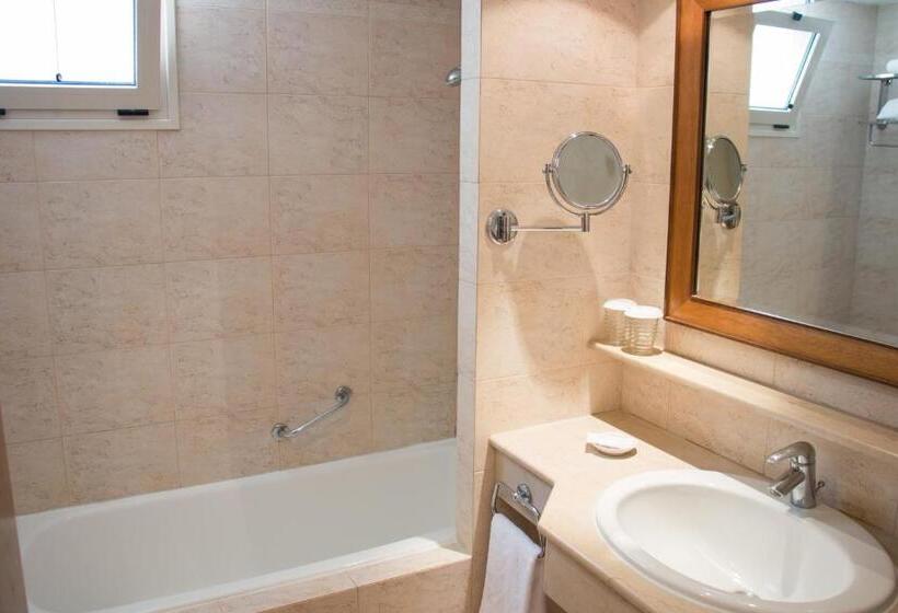 اتاق استاندارد با چشم‌انداز استخر, Aegean Melathron Thalasso Spa