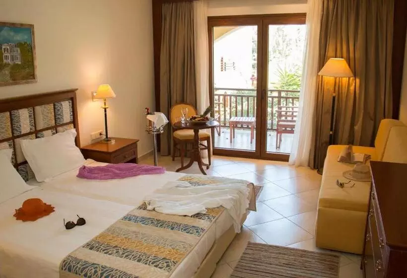 プールビュースタンダードルーム, Aegean Melathron Thalasso Spa