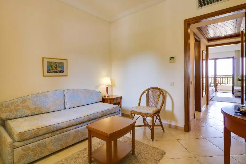 プールビュージュニアスイート, Aegean Melathron Thalasso Spa