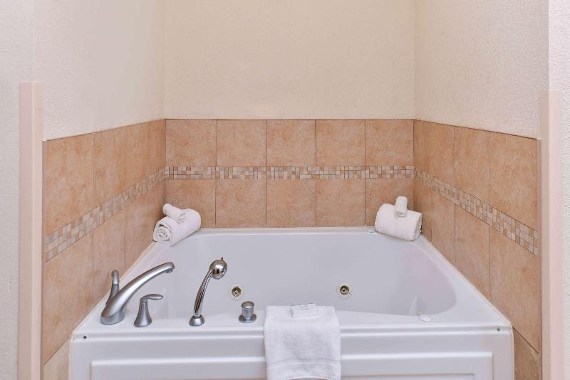 מיטת קינג בסוויטה, Hampton Inn & Suites Muncie