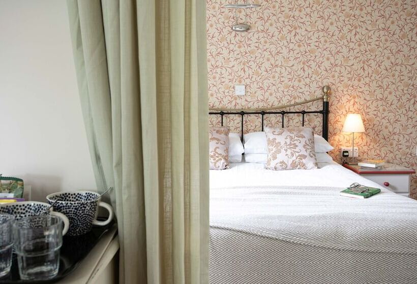 سوییت جونیور, Abbeyfield B&b