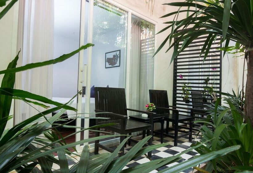 استودیو استاندارد با بالکن, Apsara Centrepole