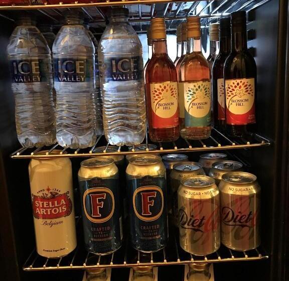 غرفة عائلية, The Bowden Lodge