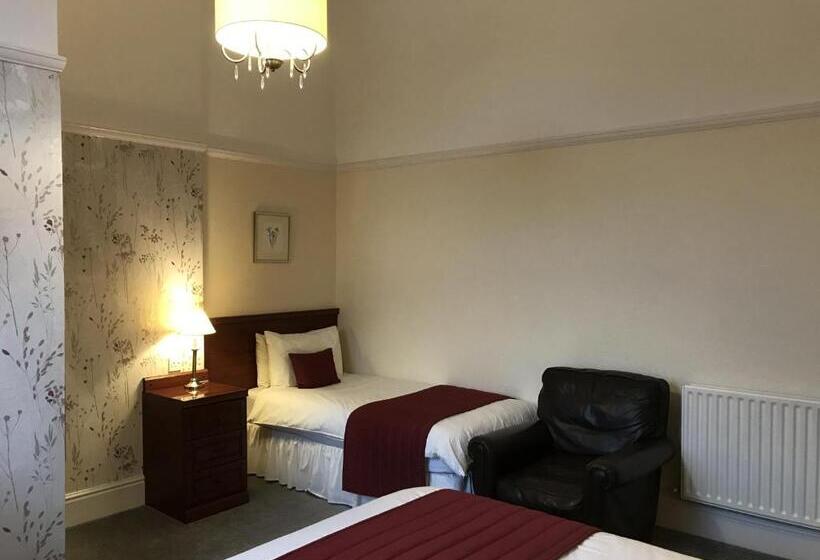 غرفة عائلية, The Bowden Lodge