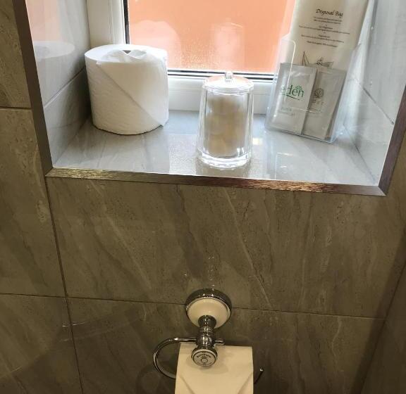 غرفة عائلية, The Bowden Lodge