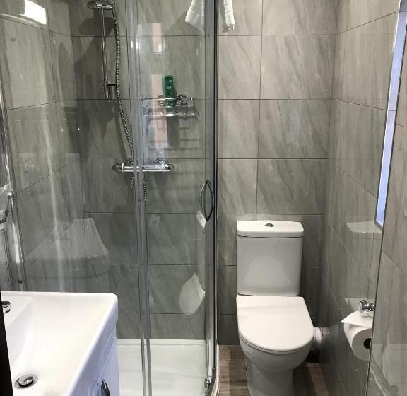 غرفة عائلية, The Bowden Lodge