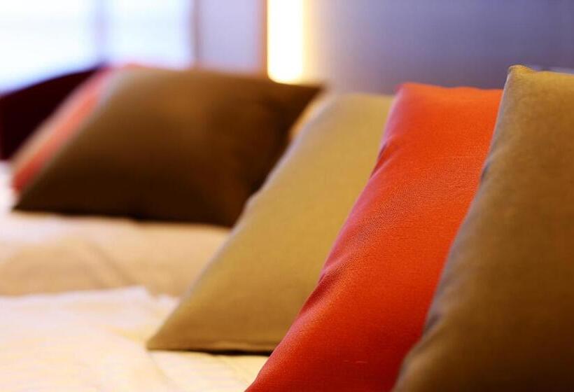 غرفه قياسيه سريرين مزدوجين, Sakurai