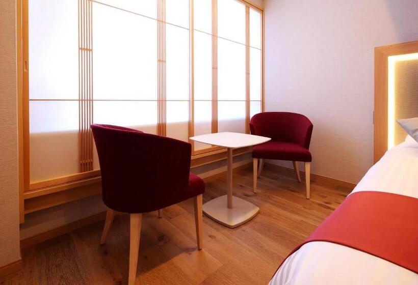 غرفه قياسيه سريرين مزدوجين, Sakurai