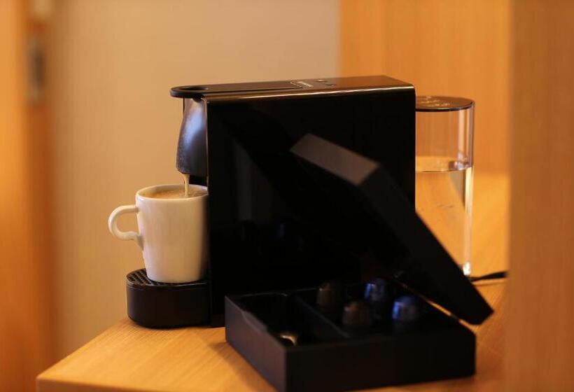 غرفه قياسيه سريرين مزدوجين, Sakurai