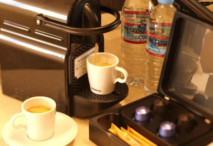 غرفه قياسيه سريرين مزدوجين, Sakurai