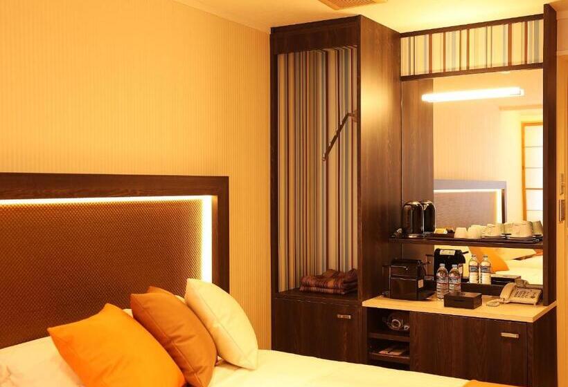 غرفه قياسيه سريرين مزدوجين, Sakurai