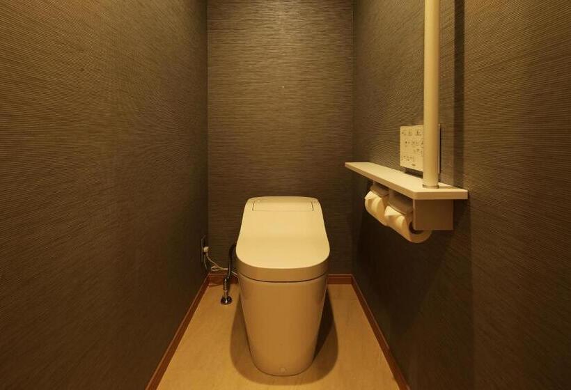 غرفة عائلية, Sakurai