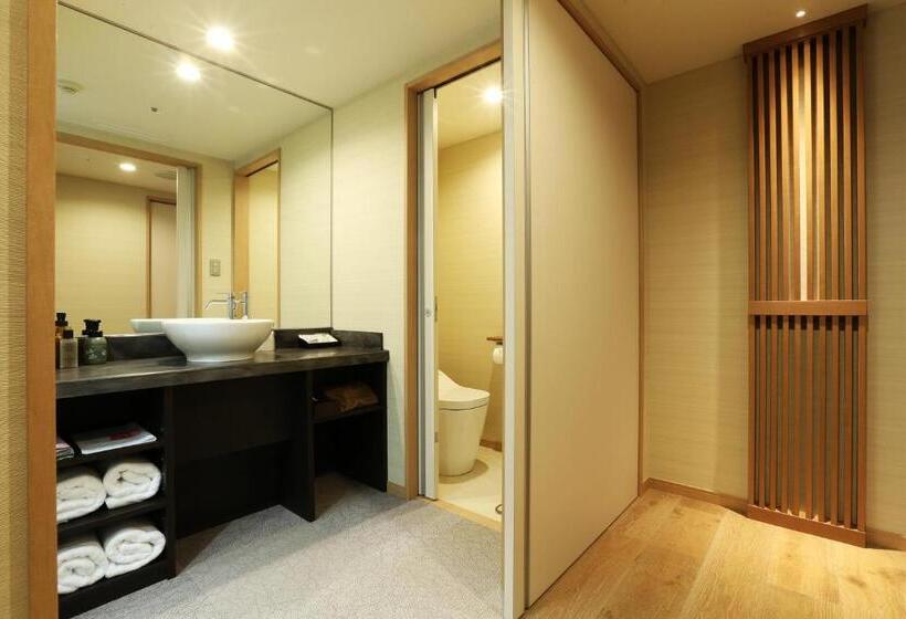 غرفة عائلية, Sakurai