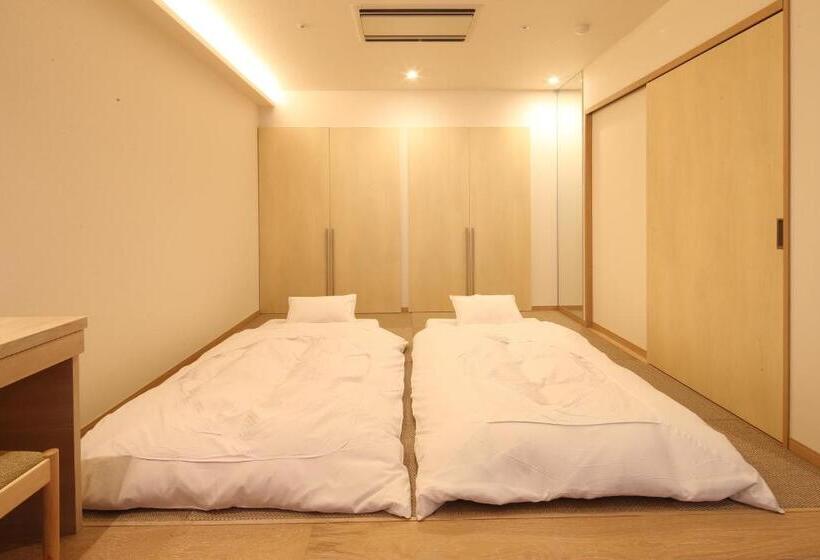 غرفة عائلية, Sakurai