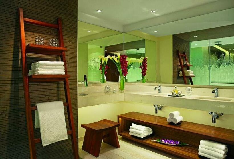 带大床的小型套房, Secrets The Vine Cancun   All Inclusive Adults Only