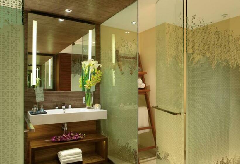 带大床的豪华间, Secrets The Vine Cancun   All Inclusive Adults Only