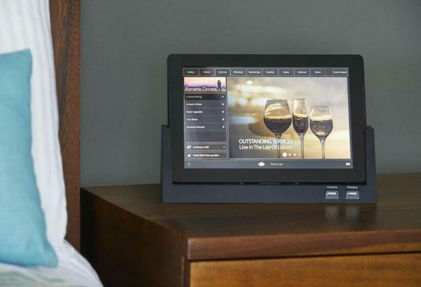 带大床的豪华间, Secrets The Vine Cancun   All Inclusive Adults Only